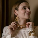 Ażurowe złote kolczyki łezki z czarnymi kryształkami. MÓJ CZAS