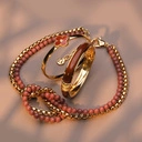 Złocona bransoleta z dekorem z akrylu w kolorze mokka. CAFE MOCCA