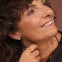 CON AGRADECIMIENTO. Un anillo delicado con bolas blancas.