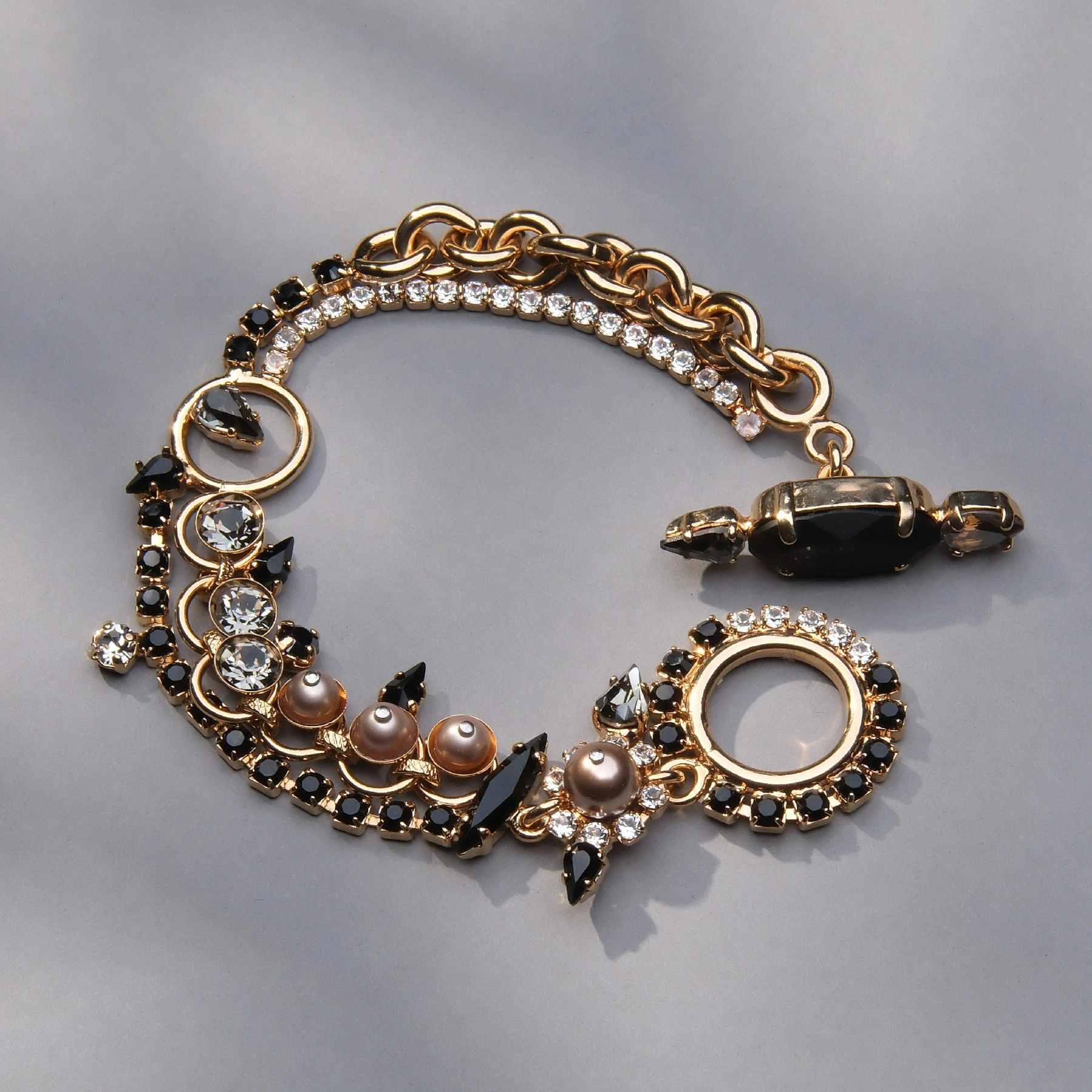 Pozłacana bransoletka z perłami i kryształami. ODYSEJA KOSMICZNA