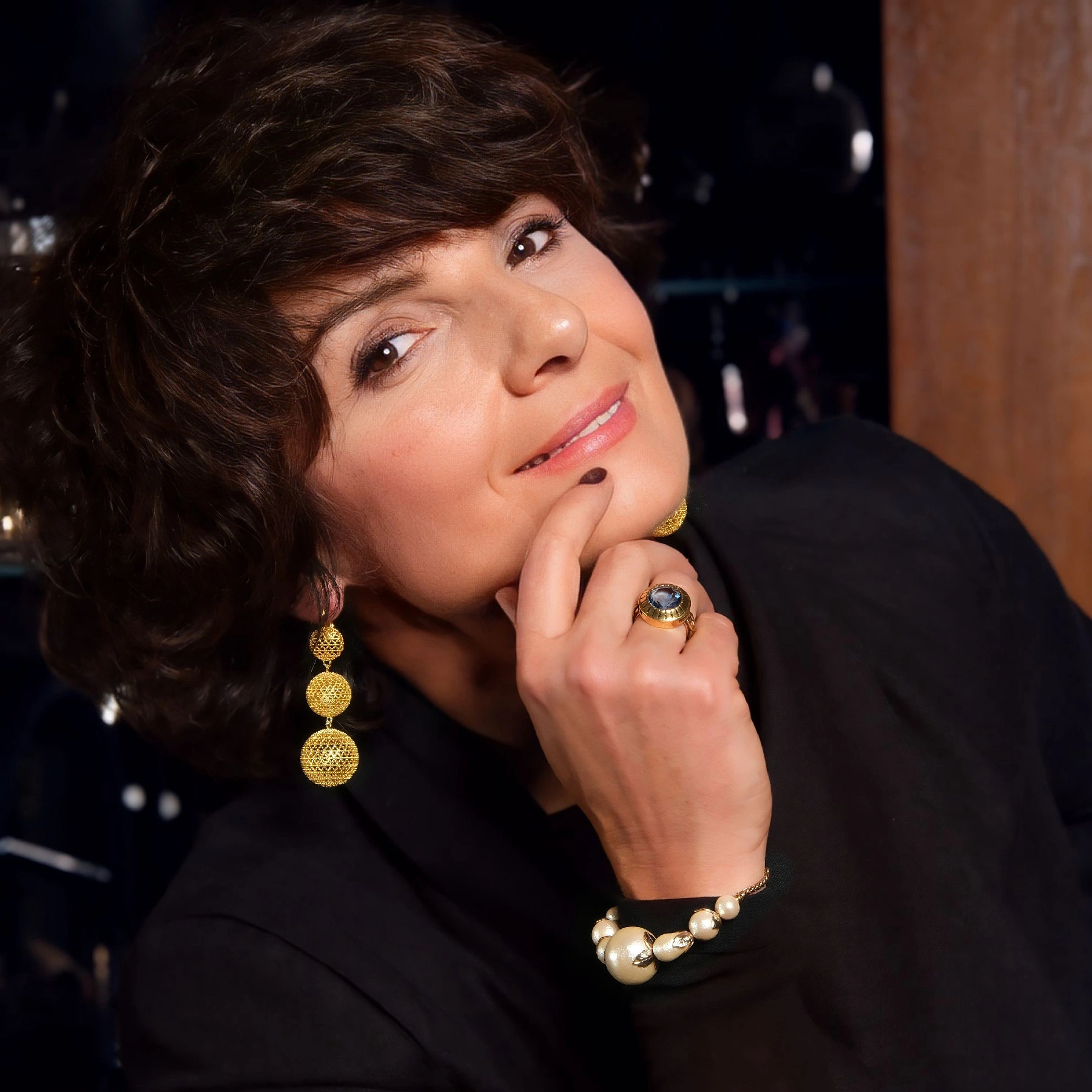 Duży pierścionek z niebieskim kryształem. NIEBIESKIE OCZY