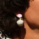 Pozłacane kolczyki haczyki emaliowane na biało i różowo. ELVIRA