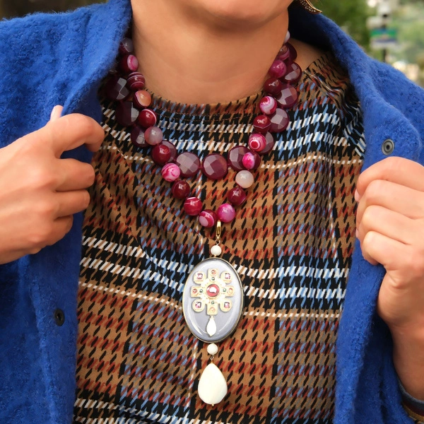 Naszyjnik z korali w brązie i różu z motywem retro Chanel. LAMBRUSCO ROSATO