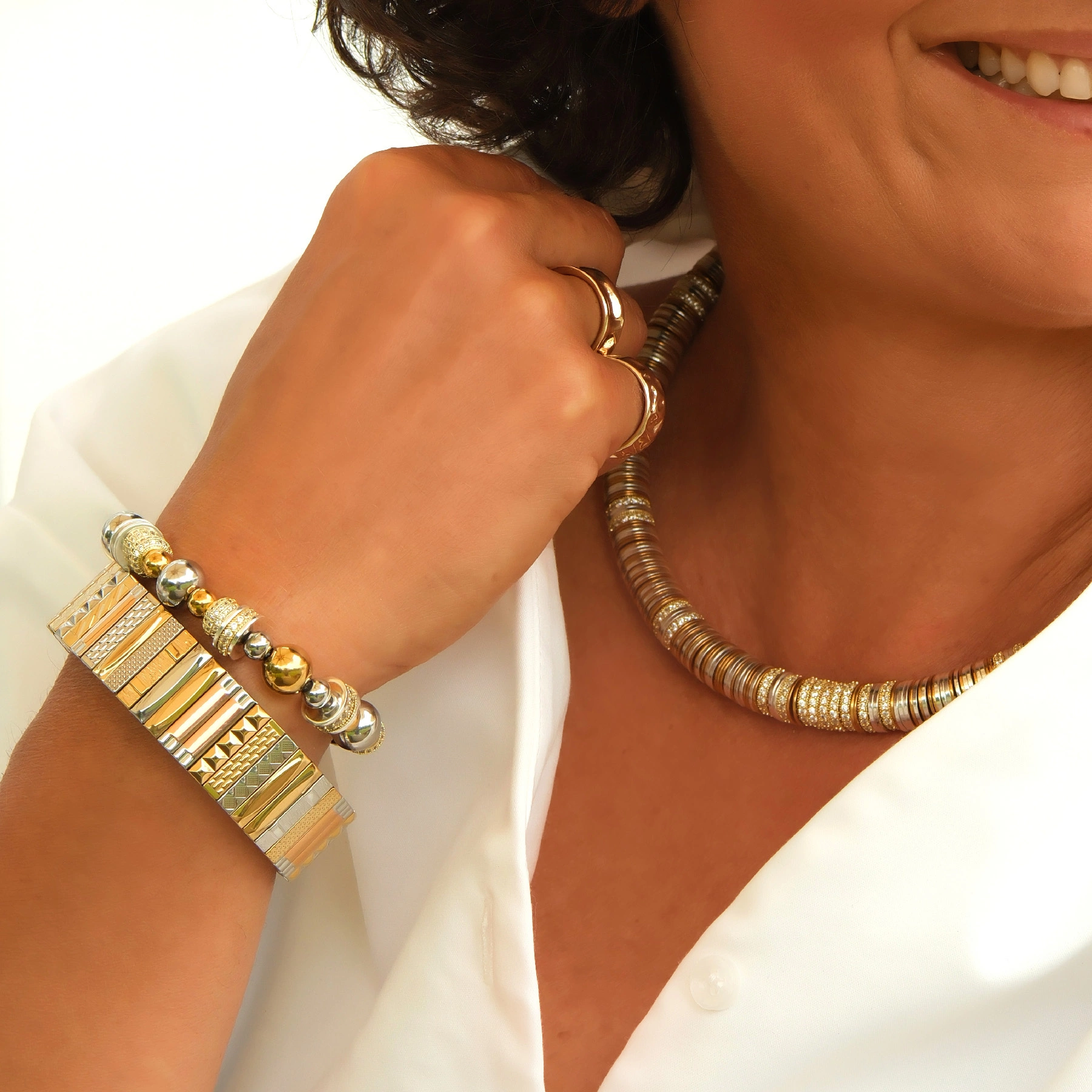 Wąski pozłacany pierścionek o tłoczonej powierzchni. ALEJA GWIAZD