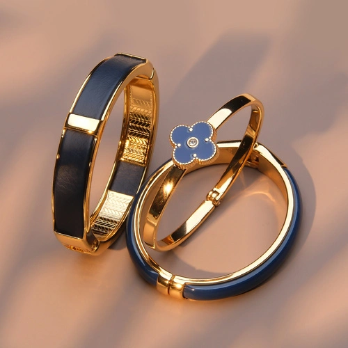 Złocona bransoletka z kwiatem w granacie z cyrkonią. GRANADA AL SOL