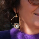 Złocone kolczyki koła z białym i niebieskimi kryształami. CIAŁA NIEBIESKIE