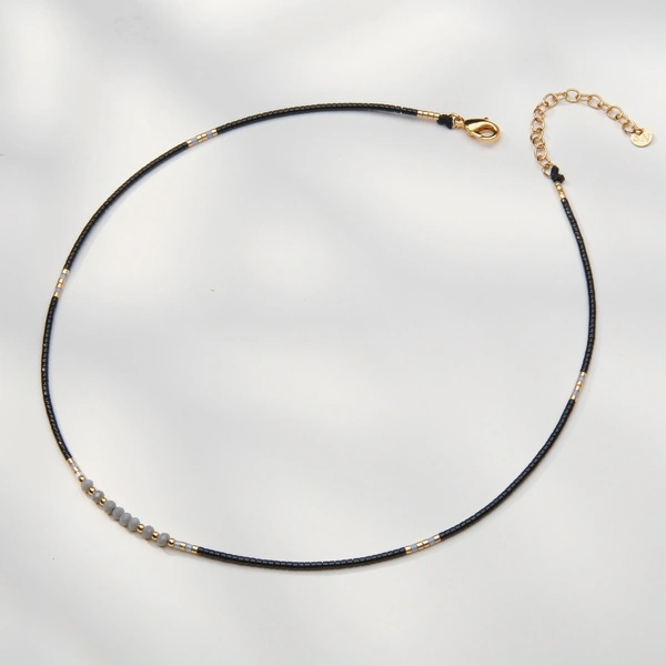Naszyjnik z czarnych koralików i jasnoszarych kryształków. PUENTE NUEVO