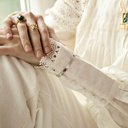 CON AGRADECIMIENTO. Un anillo delicado con bolas blancas.