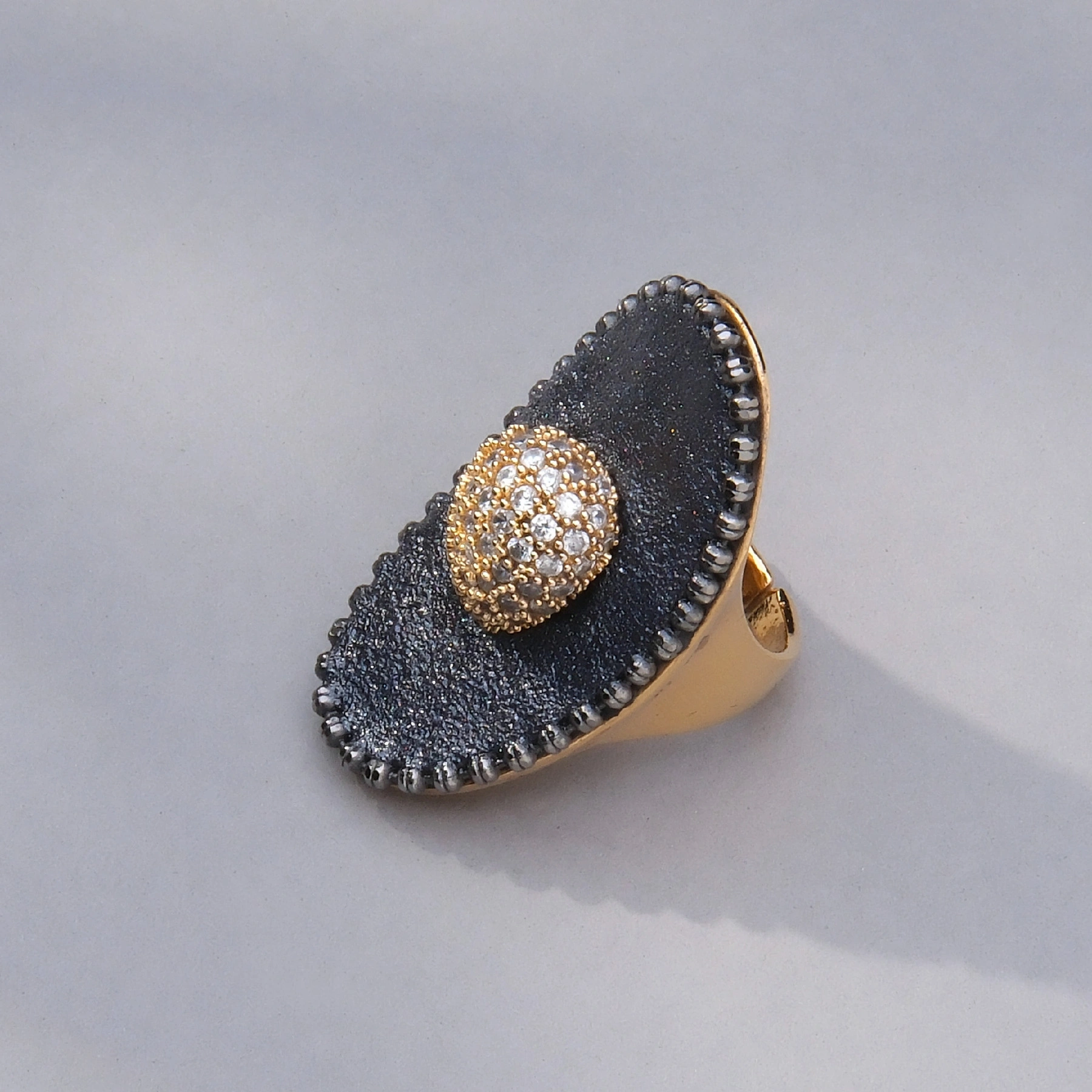 Pozłacany pierścionek z ornamentem z cyrkonii. WŁOSKI GLAM