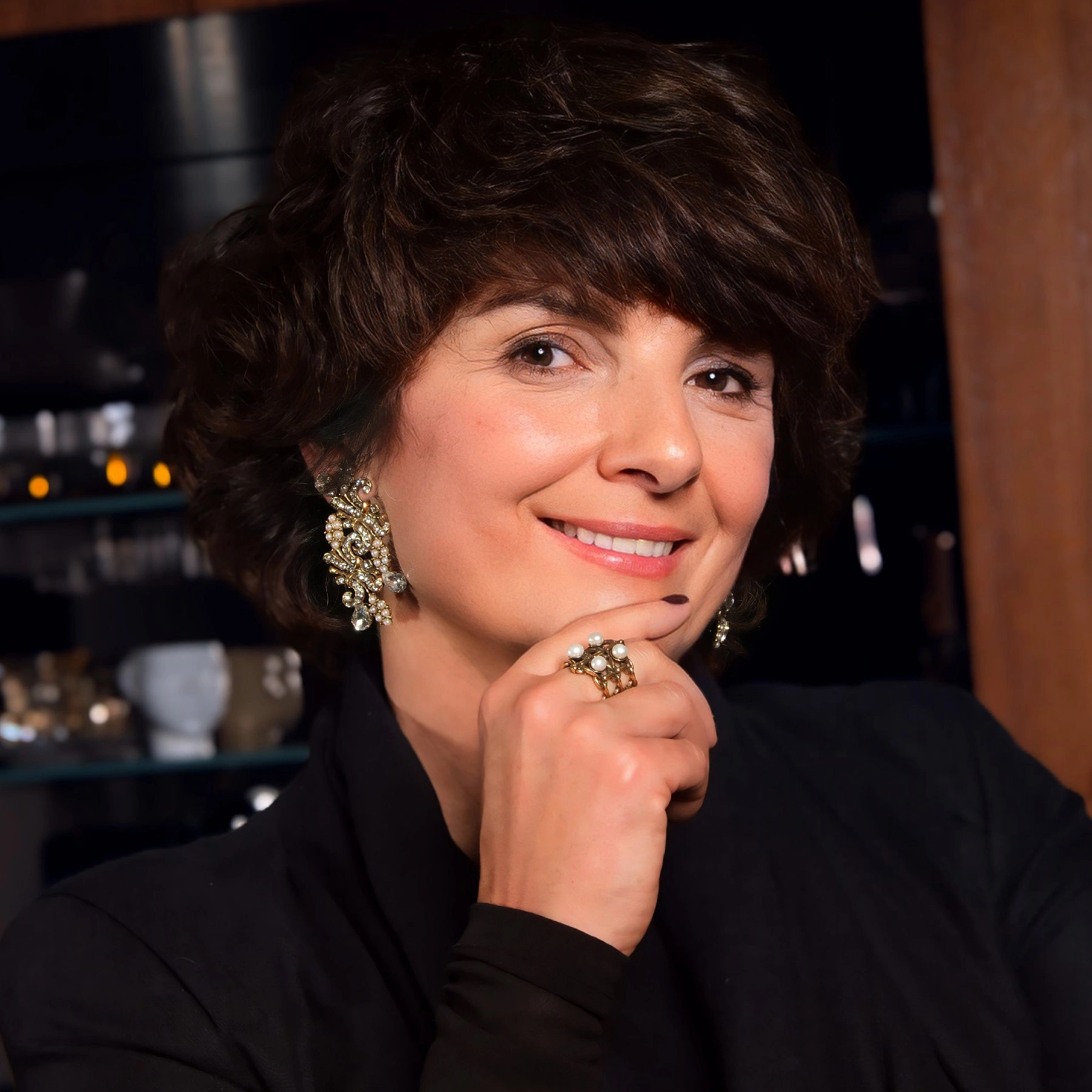 Złocony ażurowy pierścionek z czterema perełkami. LIZ