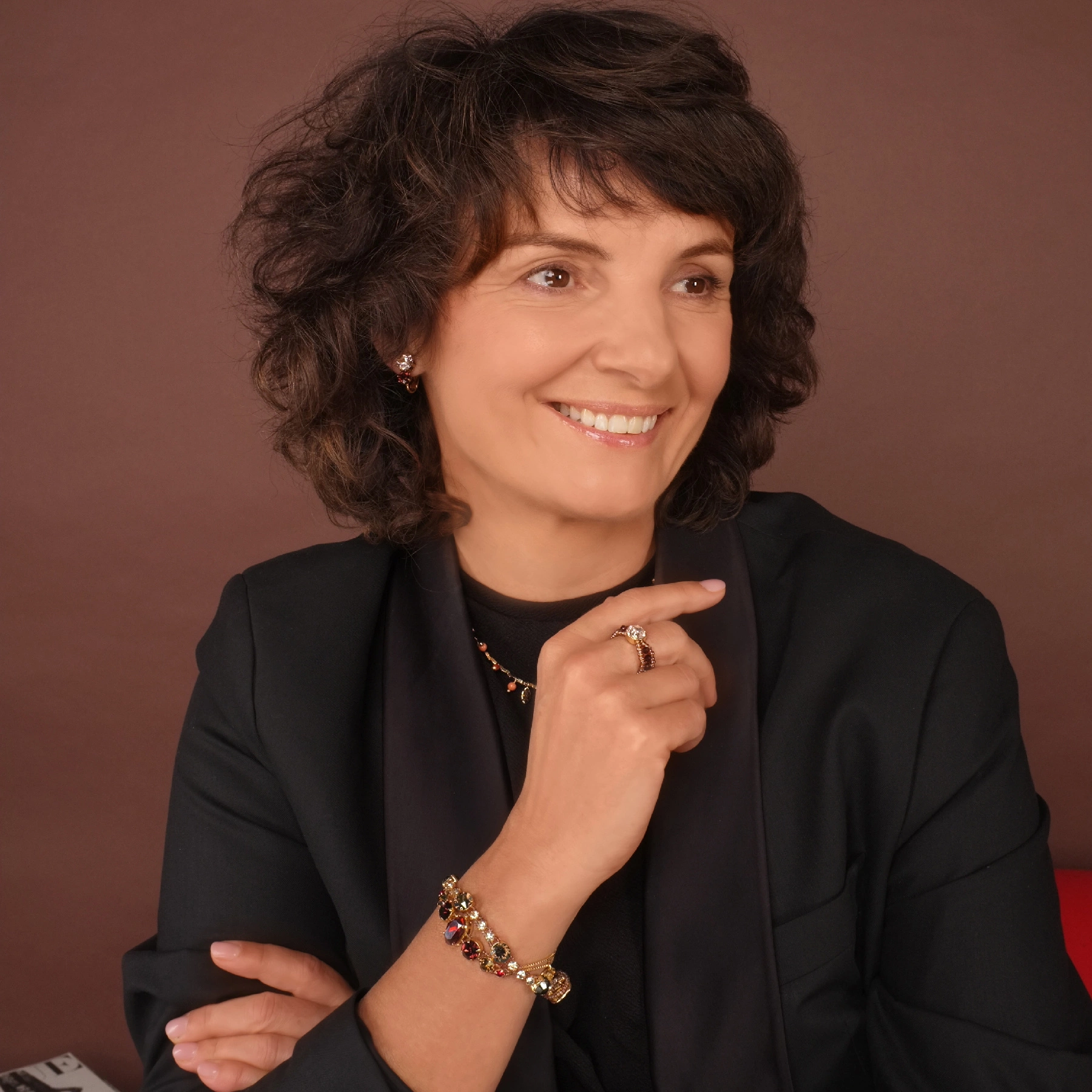 Pozłacany pierścionek z koralików z kryształem. DOBRY VIBE