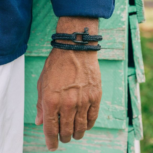 PARA UN HOMBRE CON PASIONES. Pulsera negra con grillete