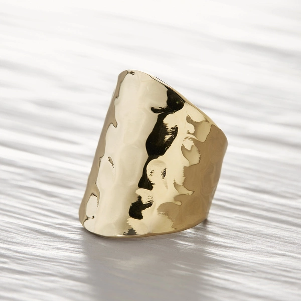 Duży pierścionek z regulacją o nieregularnym kształcie. INTRYGUJĄCY