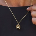 Wisiorek na łańcuszku z zawieszką z kulą ziemską. PODRÓŻ DO MARZEŃ