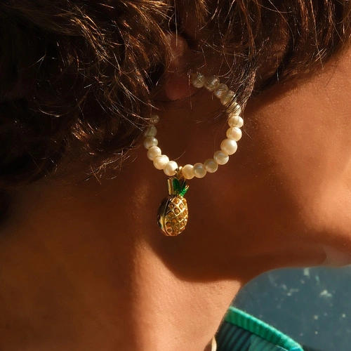 Pozłacane kolczyki z perłami i zawieszką w formie ananasa. SAMBA TROPICANA