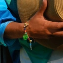 Bransoletka z koralików z kolorowymi zawieszkami. PROSTO Z MORZA