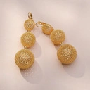 Długie pozłacane kolczyki z ażurowymi kulkami. WYŻSZE SFERY