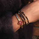 Złocona bransoletka z kwiatem w kolorze czerwonej dalii. CZERWONA DALIA