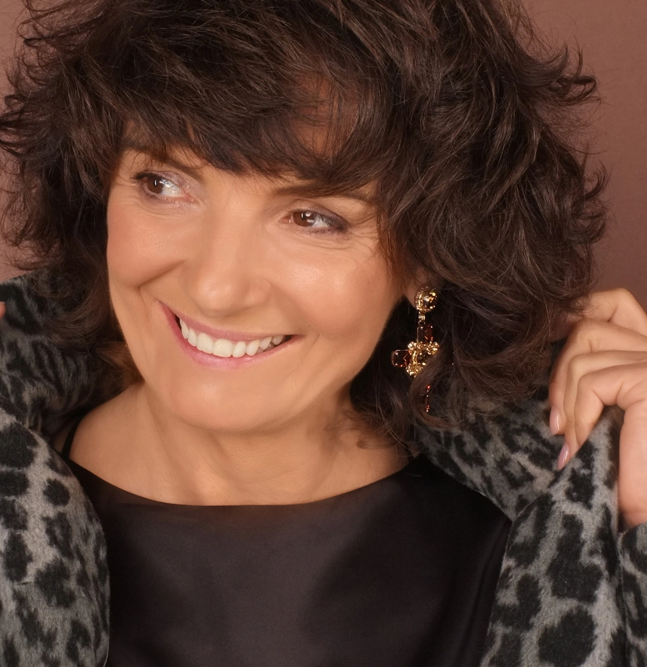 Pozłacane krzyże zdobione brązowymi kryształami. KRÓLOWA BALU