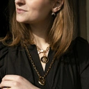 Okazały naszyjnik z łańcucha z dekorem. KŁÓDKA NA SZCZĘŚCIE