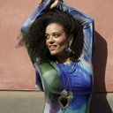 Pozłacane kolczyki koła z ciemnymi kwiatami z tkaniny. TAJEMNICZY OGRÓD