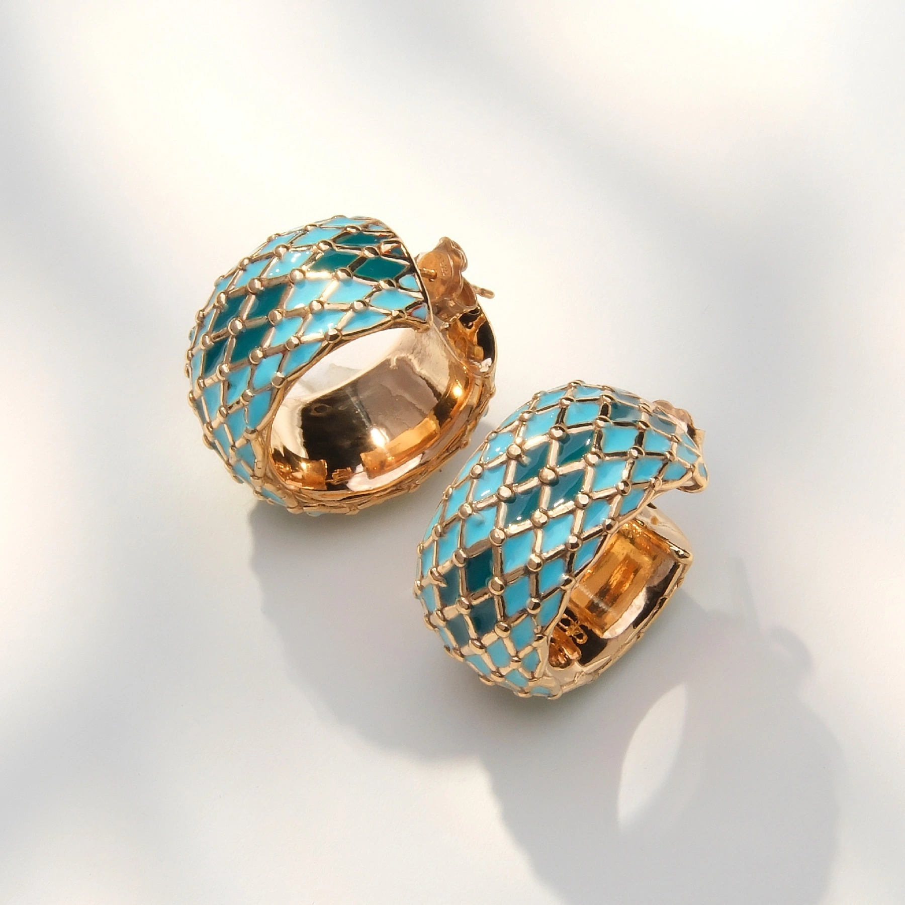 Złocone okrągłe kolczyki z niebieskimi rombami. O ŚWICIE