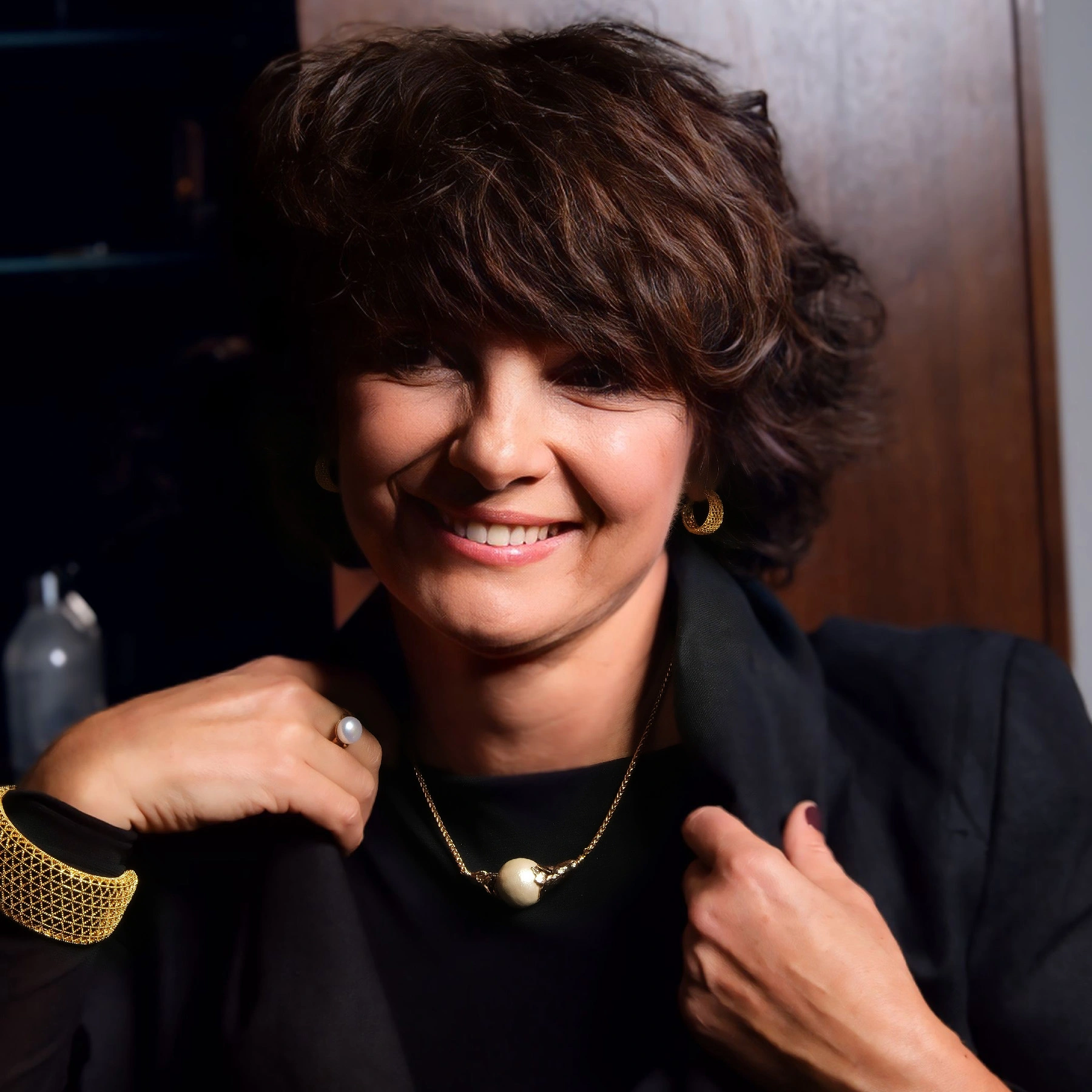 Złocony spiralny pierścionek z perłą i guzikiem. MARGOT