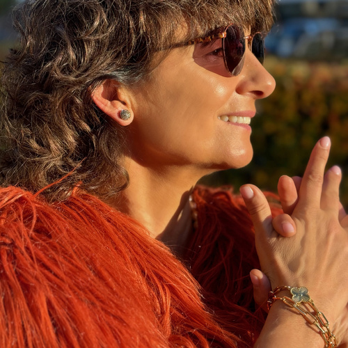 PEQUEÑOS, MÁGICOS. Pendientes tachuelas engastados con cristales