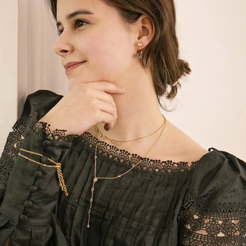 CÁLIDO - FRÍO. Pendientes debajo de la oreja