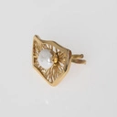 Regulowany pierścionek z ażurowym dekorem i perłą. DOTYK MGŁY