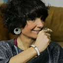 Sztywna, złota bransoletka ozdobiona białą skórką. KLASA W SOBIE