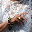 Pozłacana bransoletka z motywem kolorowego tukana. ŻYJ KOLOROWO