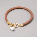 Naszyjnik z jasnobrązowej ekoskóry z perłą hodowlaną. PIASEK PUSTYNI
