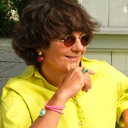 Bransoletka z różowych koralików z zawieszką. PANI WRÓŻKA