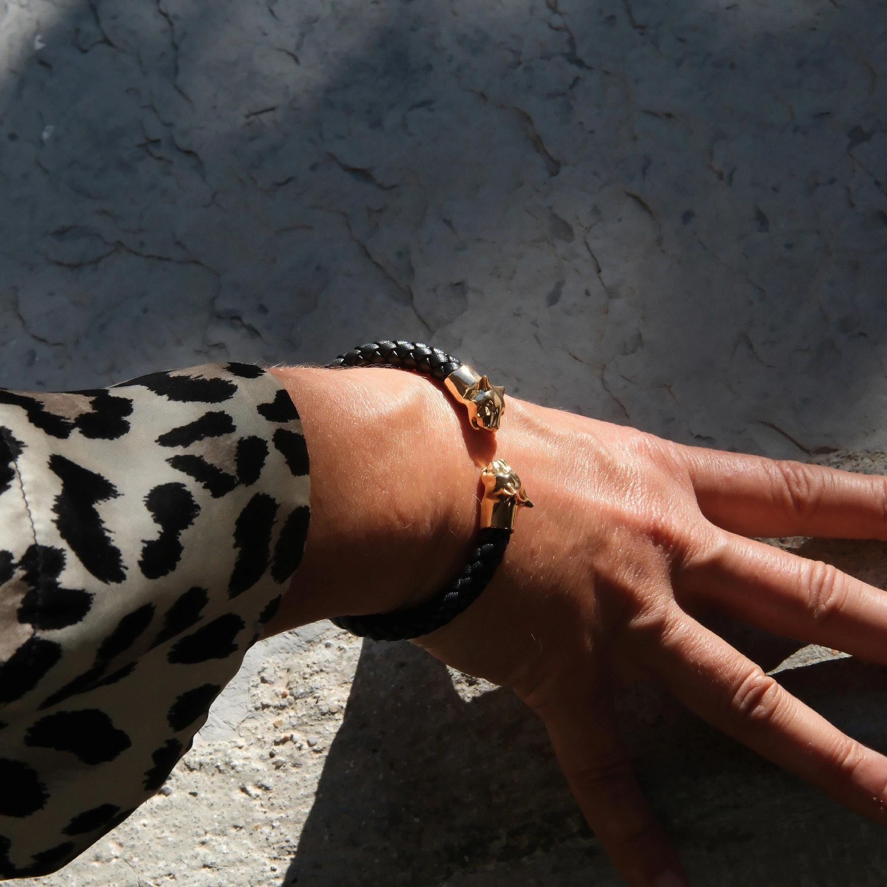 Sztywna skórzana bransoletka ze złotymi głowami panter. POZNAJMY SIĘ