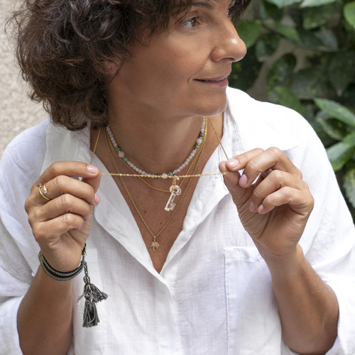 CON AGRADECIMIENTO. Un anillo delicado con bolas blancas.