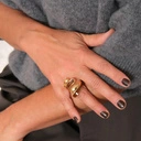 Złocony pierścionek w emalii w tonacji burgundu. JĘZYKI OGNIA