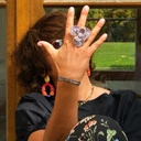 Pozłacane owalne kolczyki z kolorowymi akcentami. OWOCE Z TROPIKÓW