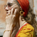 CON AGRADECIMIENTO. Un anillo delicado con bolas blancas.