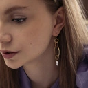 Wiszące kolczyki z perłą i łączonych elementów. OCZAROWANIE