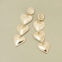 Długie pozłacane kolczyki wiszące z trzema sercami. DO ZAKOCHANIA