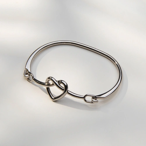 Sztywna srebrzona bransoletka z dekorem w formie serca. SERCE DLA WYBRANYCH