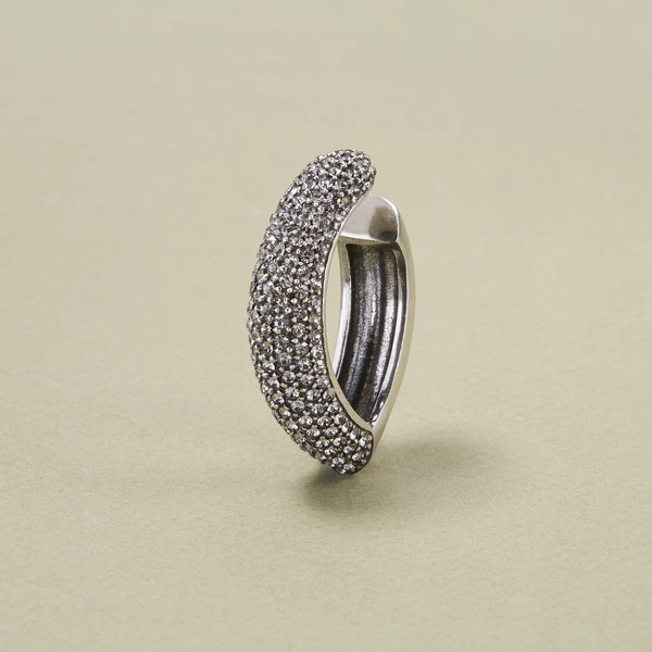 Posrebrzana nausznica bogato wysadzana kryształami. ZASKOCZ SIEBIE