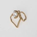 Regulowany złocony pierścionek z dekorem z perłą. PORUSZONY KADR