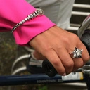 Posrebrzany pierścionek w formie kwiatu z kryształami. GWIEZDNY KWIAT