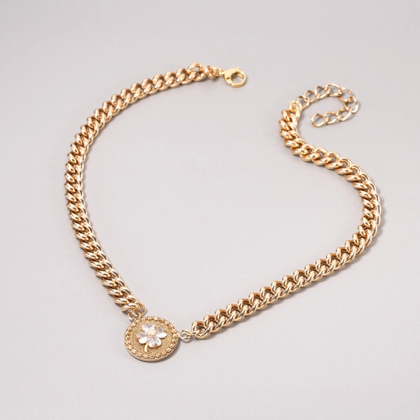 Pozłacany wisior z zawieszką z koniczynką z cyrkonii. AMELIA