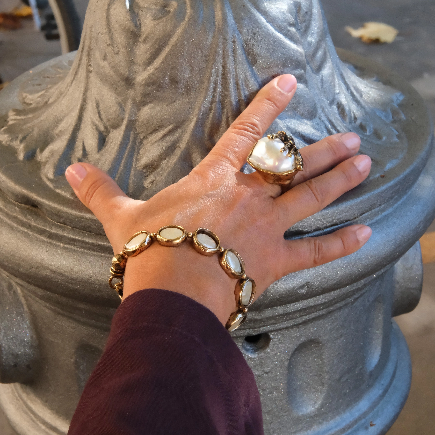 Pozłacany pierścionek z tarantulą na masie perłowej. KOSMATE MYŚLI