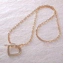 Krótki pozłacany naszyjnik z zapięciem na patyk i serce. RYSOWANE NA PIASKU