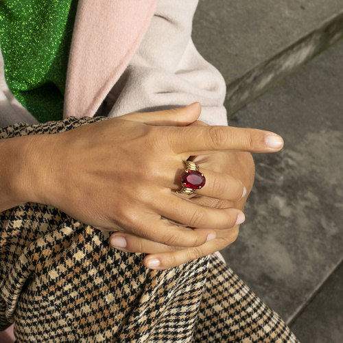 Wiosną soczyście. Pierścionek z oczkiem w bordowym kolorze