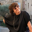 Posrebrzane kolczyki wiszące z szarymi kryształami. KOBIETA ZE STALI